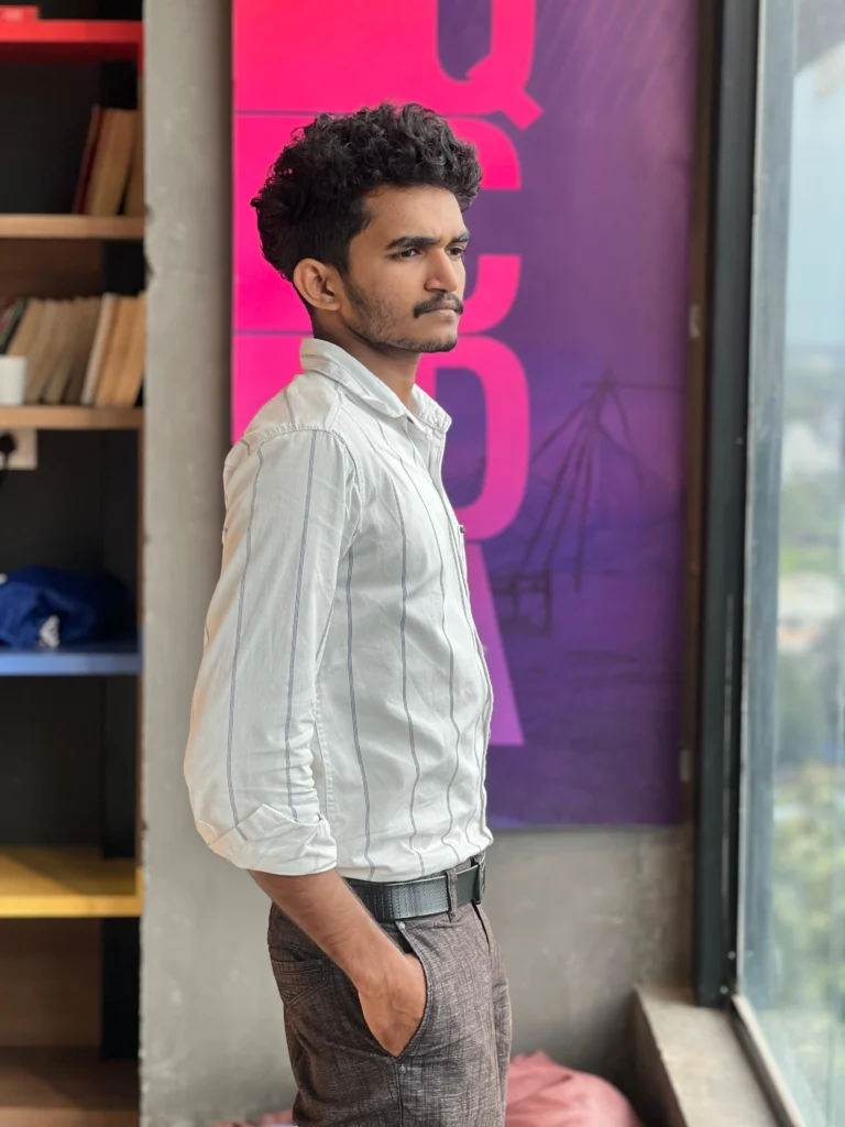 a digital marketer is standing best freelance digital marketer in thrissur