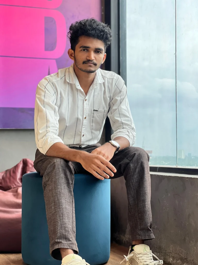 a digital marketer is sitting digital marketing expert in thrissur